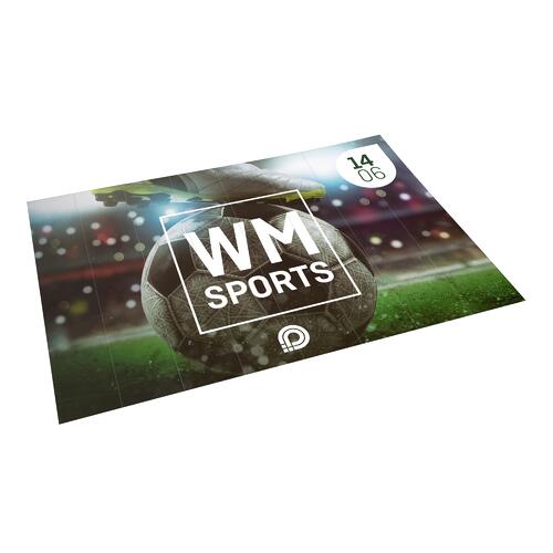 Fanklatsche glatt ausgebreitet mit Fu�ball-Motiv