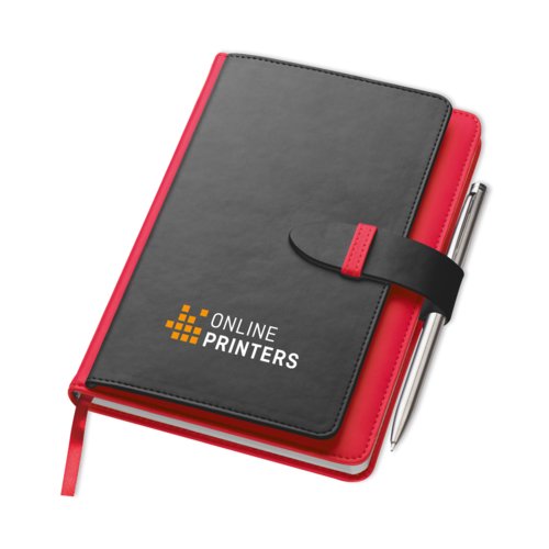 Carnet rouge avec sangle de fermeture.