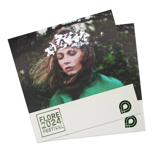 Cartes pliantes verticales en papier avec vernis de relief partiel.