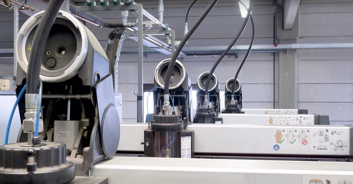 Viele Druckmaschinen bieten neben den vier Standard-Druckwerken für CMYK auch noch ein fünftes - hier können dann Sonderfarben eingesetzt werden